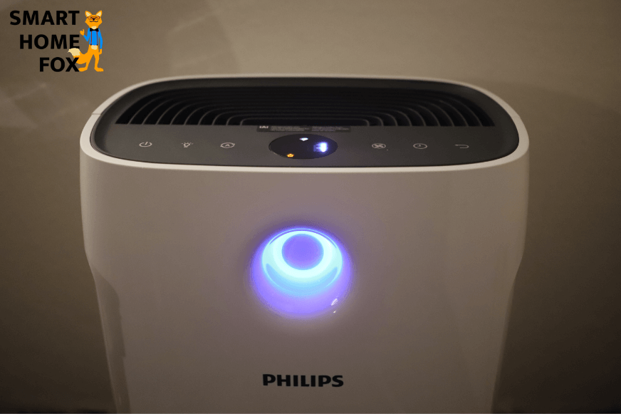 Der Philips Series 2000i AC2889/10 Luftreiniger steht auf einem Tisch und der LED-Farbring leuchtet blau.